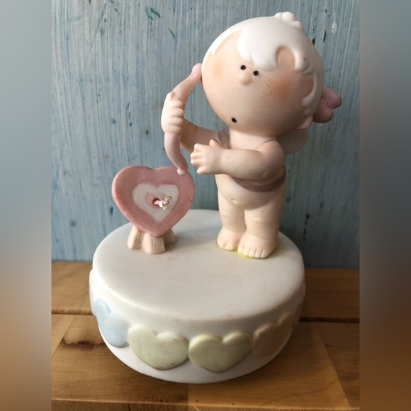 Cute Cupid music box with his little bow & arrow and a ♥️ on his little behind - Picture 2 of 9